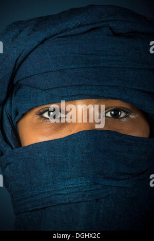 Tuareg Mädchen, Targia, verhüllt mit einem Chech mit nur ihren Augen sichtbar, Algerien, Nordafrika, Afrika Stockfoto