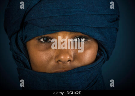 Tuareg Mädchen, Targia, verhüllt mit einem Chech, Porträt, Algerien, Nordafrika, Afrika Stockfoto