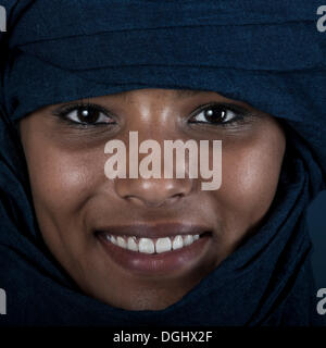 Tuareg Mädchen, Targia, verhüllt mit einem Chech, Porträt, Algerien, Nordafrika, Afrika Stockfoto