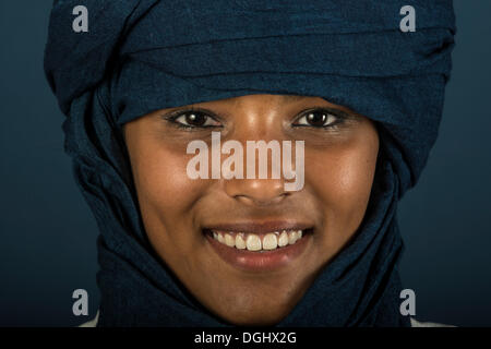 Tuareg Mädchen, Targia, verhüllt mit einem Chech, Porträt, Algerien, Nordafrika, Afrika Stockfoto