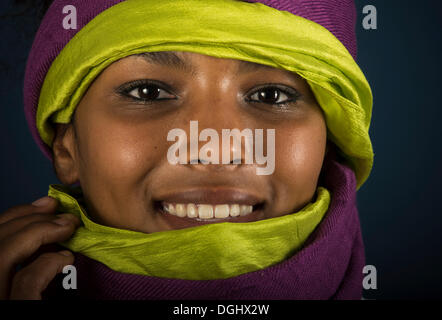 Tuareg Mädchen, Targia, verhüllt mit einem Chech, Porträt, Algerien, Nordafrika, Afrika Stockfoto