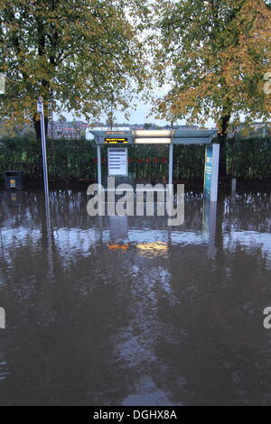 Glasgow, Vereinigtes Königreich. 22. Oktober 2013. Schweren Überschwemmungen an der A82 Great Western Road an der Kreuzung der Chesterfield Ave, verursacht durch starke Regenfälle führten zu schweren Hauptverkehrszeit Reisen Störung heute Morgen. Wind und Regen haben das Vereinigte Königreich mit Berichte festgezurrt, die das stürmische Wetter für den kommenden Tagen fortsetzen konnte. Bildnachweis: Paul Stewart/Alamy News Stockfoto