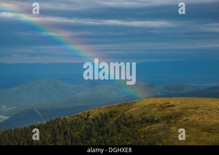 Regenbogen am Berg Hohneck in den Vogesen, Elsass, Hoheneck, La Bresse, Lothringen, Frankreich Stockfoto