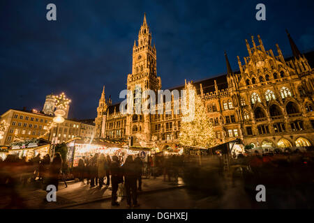 Weihnachtsmarkt am Marienplatz mit dem Rathaus und ein Weihnachtsbaum, Altstadt, München, Bayern, Oberbayern Stockfoto