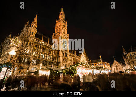 Weihnachtsmarkt am Marienplatz mit dem Rathaus und ein Weihnachtsbaum, Altstadt, München, Bayern, Oberbayern Stockfoto