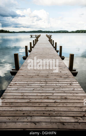 Steg am See Woerthsee, Schlagenhofen, Inning, Bayern, Deutschland Stockfoto