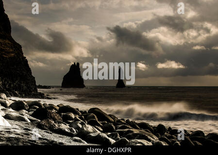 Reynisdrangar, schwarzer Basalt Felsnadeln, Black Beach, Reynisdrangar, Vík Í Mýrdal, südlichen Region, Island Stockfoto