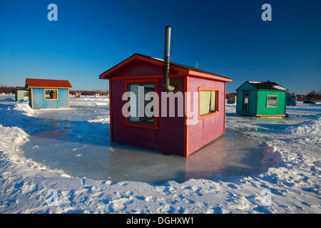 Eis-Fischerhütten an der St. Lawrence River, Quebec, Kanada Stockfoto