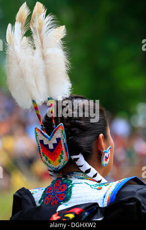 Frau in Tracht auf dem Pow Wow Festival, Kahnawake Indian Reserve, Quebec, Kanada Stockfoto