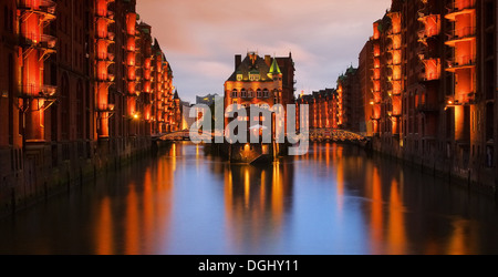 Hamburg Speicherstadt Wasserschloss Nacht - Hamburg-Stadt der Lagerhallen Palast bei Nacht 04 Stockfoto