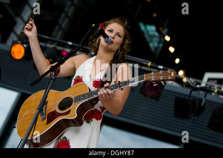 Norwegische Sängerin Benedicte Braenden live beim Blue Balls Festival Luzern vor dem KKL, Luzern, Schweiz Stockfoto