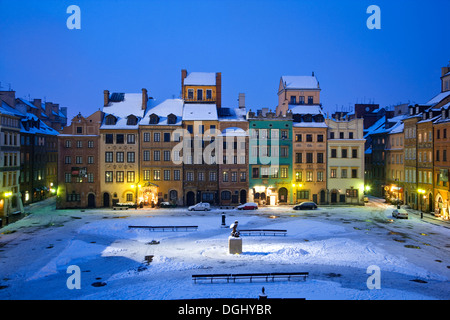 Winter-Dämmerung auf dem Altstädter Ring in Warschau. Stockfoto