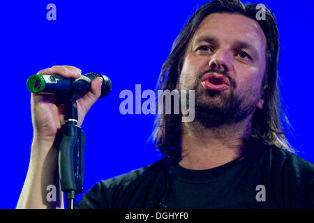 Hennig Wehland, Sänger der deutschen Band Soehne Mannheims live auf das Blue Balls Festival im Konzertsaal des KKL Stockfoto