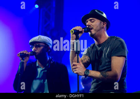 Xavier Naidoo und Tino Oac, Sänger der deutschen Band Soehne Mannheims live auf das Blue Balls Festival in der Konzerthalle des Stockfoto