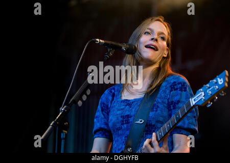 Judith Holofernes, Sängerin der deutschen Pop-Rock-Band Wir Sind Helden, Leben auf dem Heitere Open Air in Zofingen, Schweiz Stockfoto