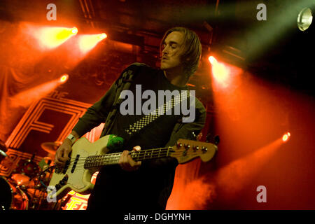 Leben Sie Adam Morse, Bassist der US-Rock-Band fünf Uhr Helden in den Konzertsälen Schueuer, Luzern, Schweiz Stockfoto