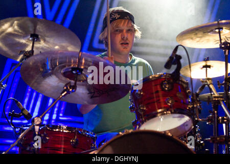 Leben Sie Tom Smith, Schlagzeuger der US-Rock-Band fünf Uhr Helden in den Konzertsälen Schueuer, Luzern, Schweiz Stockfoto