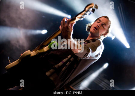 Leben Sie Adam Morse, Bassist der US-Rock-Band fünf Uhr Helden in den Konzertsälen Schueuer, Luzern, Schweiz Stockfoto