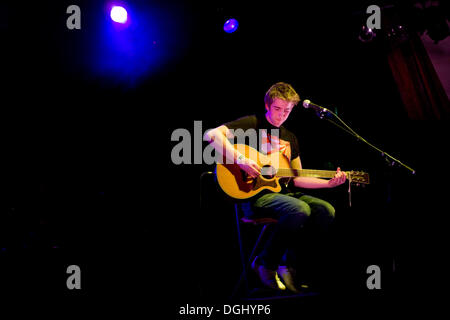 Britischer Sänger und Songschreiber Mike Dignam Leben in den Konzertsälen Schueuer, Luzern, Schweiz Stockfoto