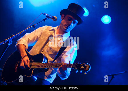 Leben Sie Tobias Gaberthuel, Sänger und Frontmann der Schweizer Band Count Gabba in der Schueuer Concert Hall, Luzern, Schweiz Stockfoto