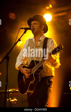 Leben Sie Tobias Gaberthuel, Sänger und Frontmann der Schweizer Band Count Gabba in der Schueuer Concert Hall, Luzern, Schweiz Stockfoto