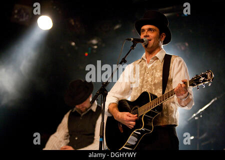 Leben Sie Tobias Gaberthuel, Sänger und Frontmann der Schweizer Band Count Gabba in der Schueuer Concert Hall, Luzern, Schweiz Stockfoto