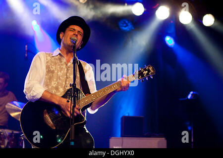 Leben Sie Tobias Gaberthuel, Sänger und Frontmann der Schweizer Band Count Gabba in der Schueuer Concert Hall, Luzern, Schweiz Stockfoto