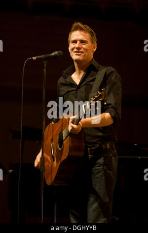 Der kanadische Sänger und Songwriter Bryan Adams live im Konzertsaal KKL in Luzern, Schweiz Stockfoto