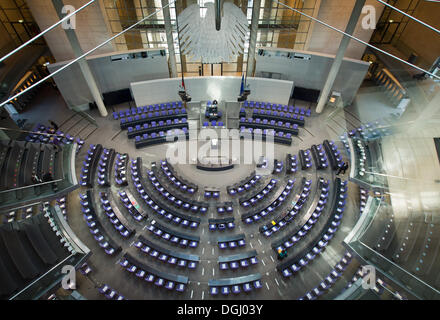 Berlin, Deutschland. 22. Oktober 2013. Blick auf den Plenarsaal des Deutschen Bundestages vor die konstituierende Sitzung des Deutschen Bundestages im Reichstagsgebäude in Berlin, Deutschland, 22. Oktober 2013. Die Assembly wird die erste der 18. Legislaturperiode nach den Parlamentswahlen werden. Foto: MICHAEL KAPPELER/Dpa/Alamy Live News Stockfoto