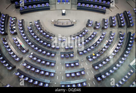 Berlin, Deutschland. 22. Oktober 2013. Blick auf den Plenarsaal des Deutschen Bundestages vor die konstituierende Sitzung des Deutschen Bundestages im Reichstagsgebäude in Berlin, Deutschland, 22. Oktober 2013. Die Assembly wird die erste der 18. Legislaturperiode nach den Parlamentswahlen werden. Foto: MICHAEL KAPPELER/Dpa/Alamy Live News Stockfoto