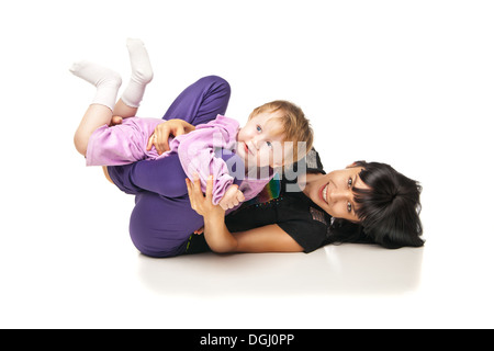 Mutter mit dem Baby Übungen über weiß Stockfoto