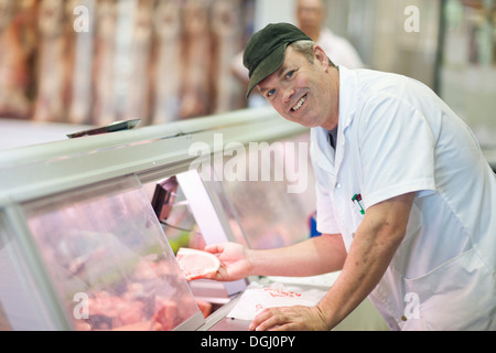 Metzgerei Fleisch aus Ablage wählen Stockfoto