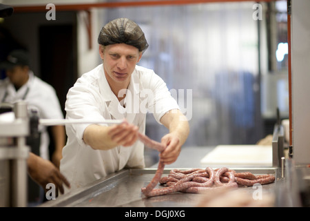 Metzgerei Wurst machen Stockfoto