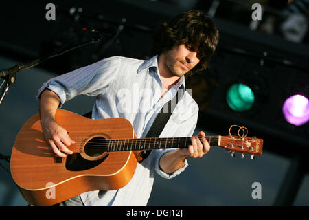 Der kanadische Sänger und Songwriter David Celia live auf das Blue Balls Festival, Platz vor dem KKL-lokal in Luzern Stockfoto