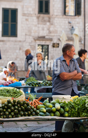 Stall von erntefrischem Gemüse. Altmarkt in Dubrovnik. Stockfoto