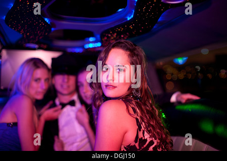 Junge Frau mit braunen Haaren in Nachtclub Stockfoto