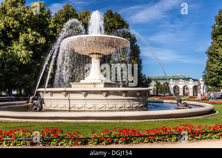 Brunnen in Ogrod Saski in Warschau mit dem Grab des unbekannten Soldaten in Pilsudski-Platz hinaus. Stockfoto