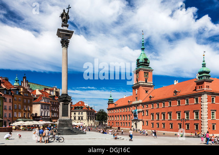 Plac Zamkowy oder Schlossplatz in Warschaus Altstadt auf dem Höhepunkt der Sommersaison. Stockfoto