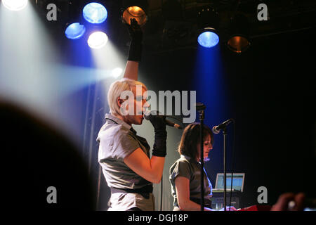 Leben Sie Sarah Blackwood, Sängerin und Frontfrau der britischen Elektropop-Band Client im Boa Kulturzentrum, Luzern Stockfoto