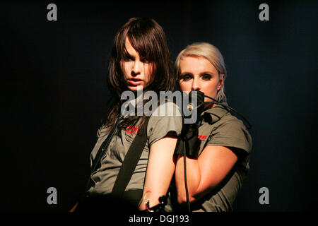 Emily Mann, Bassist, und Sarah Blackwood, Sänger und Front-Frau der britischen Elektropop-Band live Client auf die Boa Stockfoto