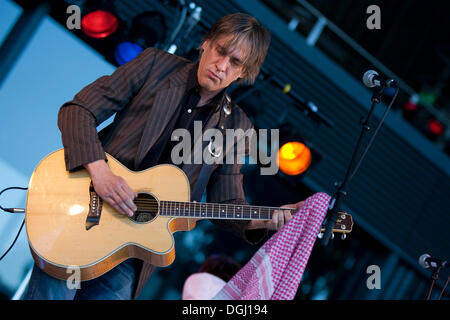 Peter Sarach, Sänger und Frontmann der deutschen Band Cowboys auf Schmiere, die live auf das Blue Balls Festival, Plaza vor Stockfoto