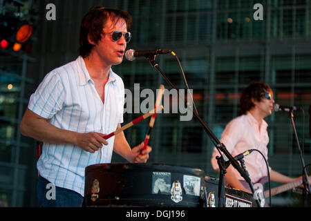 Wolly Düse, Schlagzeuger der deutschen Band Cowboys auf Schmiere, die live auf das Blue Balls Festival, Plaza vor Stockfoto