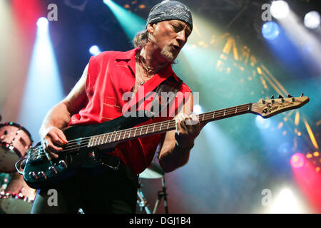 Roger Glover, Bassist der britischen Rockband Deep Purple live auf dem Spirit of Music Open-Air-Festival in Uster, Zürich Stockfoto