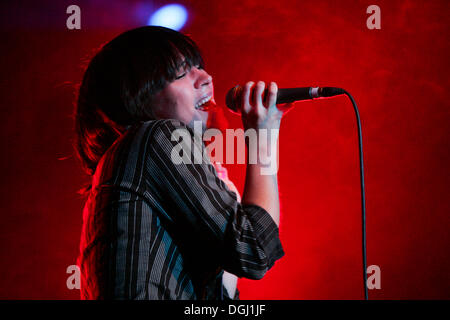 Jen Bender, Sängerin und Frontfrau der deutschen Electro-pop-Band Grossstadtgefluester, Leben am Schueuer Ort, Luzern Stockfoto