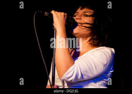 Jen Bender live Sängerin und Frontfrau der deutschen Electro-pop-Band Grossstadtgefluester im Musikzentrum Sedel, Luzern Stockfoto