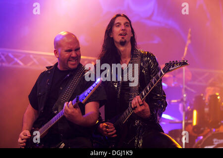 Gitarrist Stefan Elmgren und Gitarrist Oscar Dronjak der schwedische Power-Metal-Band Hammerfall live beim Rocksound Festival Stockfoto