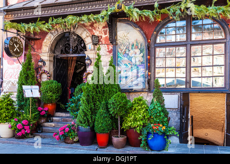 Der Haupteingang des berühmten polnischen Restaurant U Fukiera in Stary Rynek in Warschau. Stockfoto