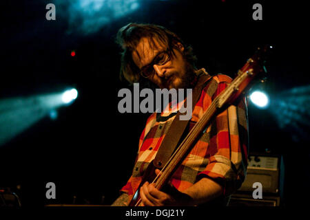 Maik L. Schnitzer Bassist der Schweizer Pop-Folk-Band Schnitzer live am Schueuer Ort, Luzern, Schweiz Stockfoto