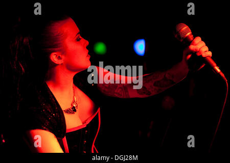 Colleen Duffy, Sängerin und Frontfrau der US-Rockabilly-Band Devil Doll live im Musikzentrum Musik Center Sedel Stockfoto