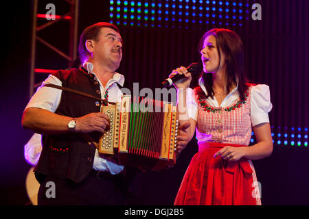 Schweizer Volksmusik und Pop sterben Gruppe Oesch Dritten die live bei der 10. Schlager-Night in der neuen Festhalle Allmend Stockfoto